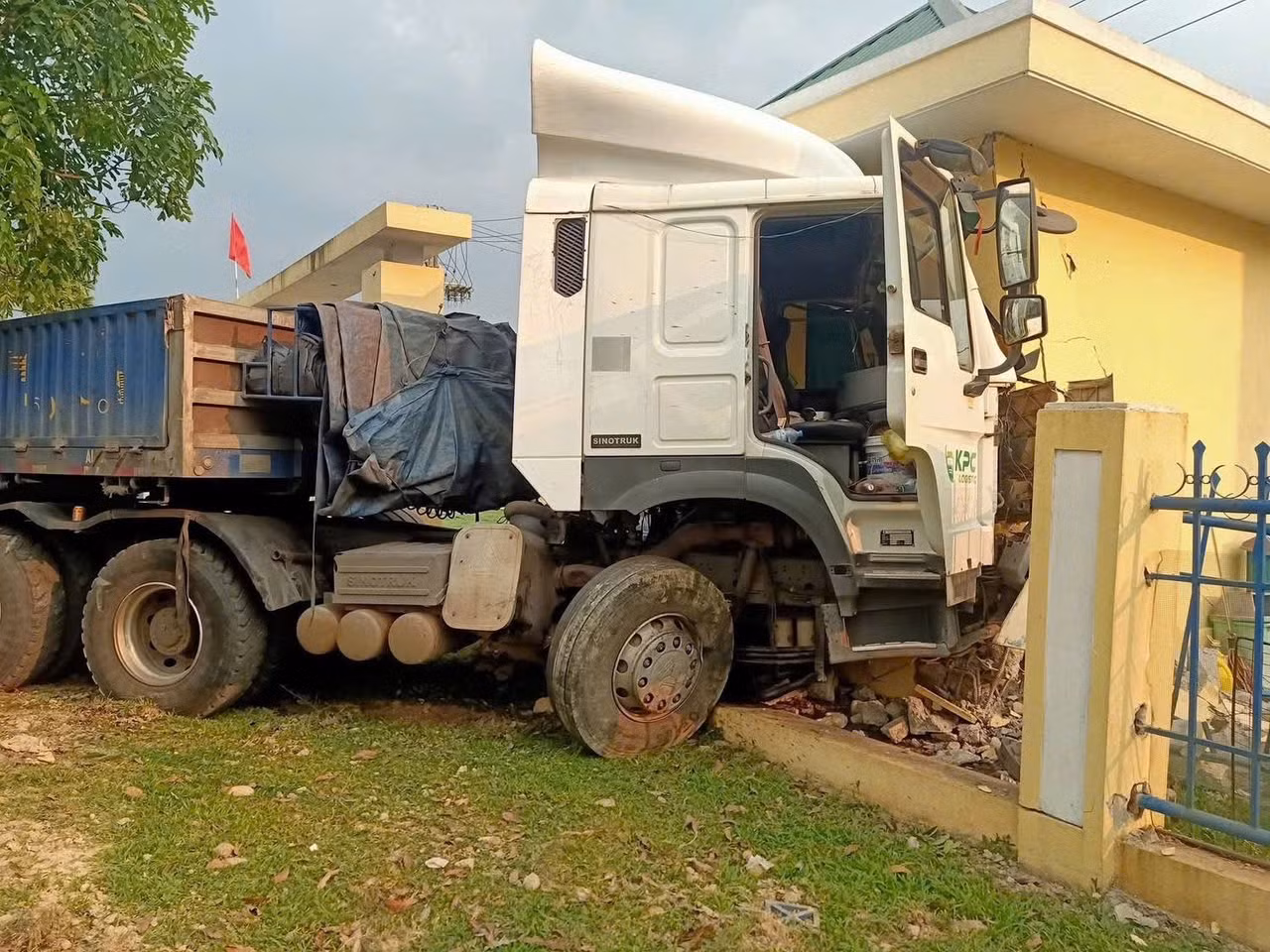 Nguy cơ tai nạn rình rập trên Quốc lộ 49 -0
