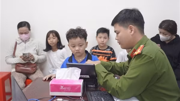 Công an phường ở Cà Mau cấp căn cước cho học sinh những ngày cuối tuần