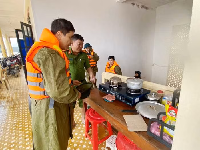 Nỗ lực ứng cứu dân trong mưa lũ -1