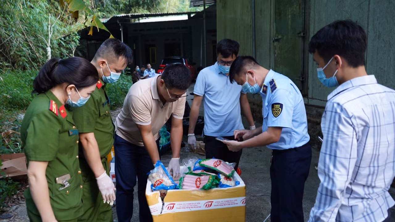 Kiểm tra, phát hiện nhiều sản phẩm động vật đông lạnh đã hết hạn sử dụng -0