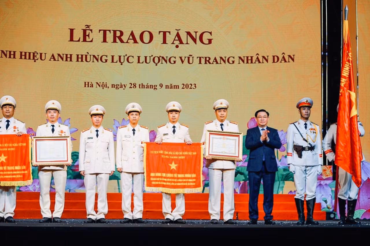 chủ tịch quốc hội vương đình huệ trao tặng danh hiệu anh hùng lực lượng vũ trang nhân dân cho đội cảnh sát pccc và cnch trên sông, phòng cảnh sát pccc và cnch, công an tp hải phòng.jpg -0