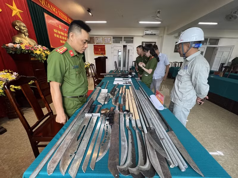 Nam thanh niên tàng trữ trái phép nhiều loại vũ khí bị phạt 60 triệu đồng -0