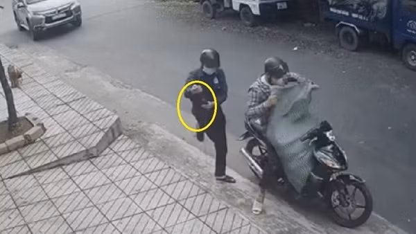 Khởi tố 2 đối tượng trộm chó bị xe ô tô truy đuổi tông ngã