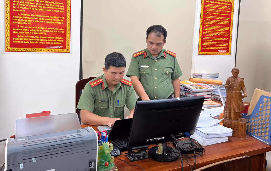 Những cán bộ Công an đam mê với nghề viết -0