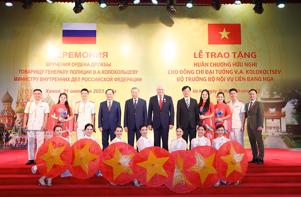 Trao Huân chương Hữu nghị tặng Bộ trưởng Bộ Nội vụ Liên bang Nga -0