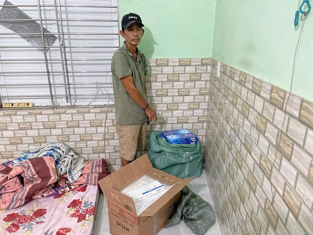 Tạm giữ hình sự đối tượng tàng trữ 13.000 bao thuốc lá -0