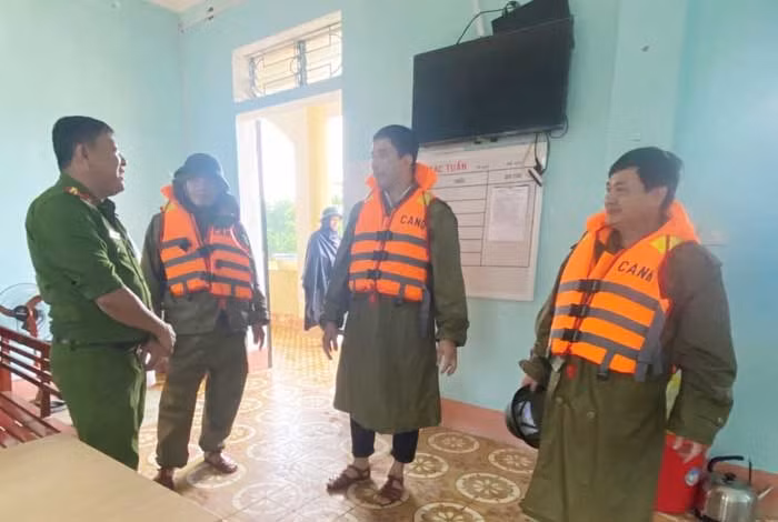 Nỗ lực ứng cứu dân trong mưa lũ -0