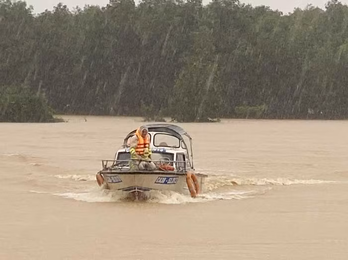 Nỗ lực ứng cứu dân trong mưa lũ -0