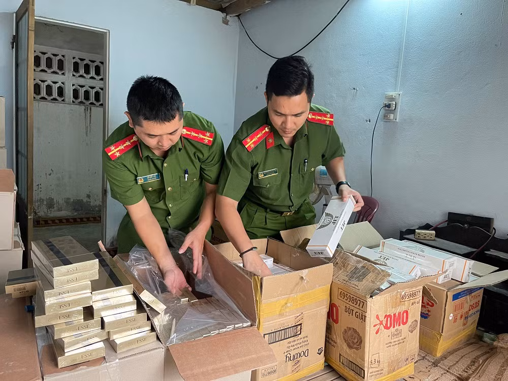 Tạm giữ hình sự đối tượng tàng trữ 13.000 bao thuốc lá -0