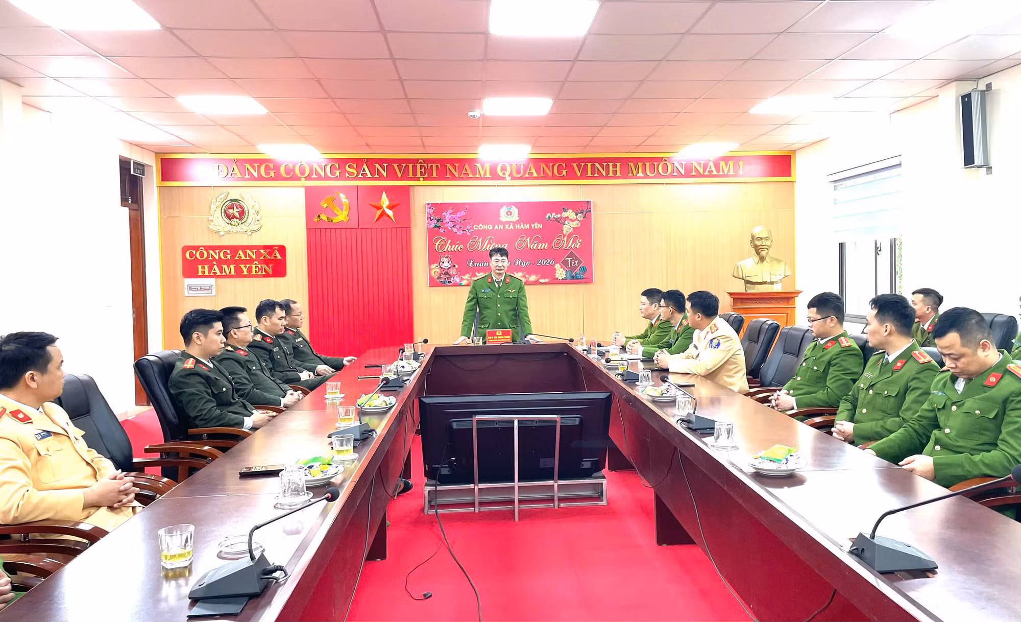 Kịp thời thăm hỏi, động viên CBCS bị thương khi làm nhiệm vụ -0