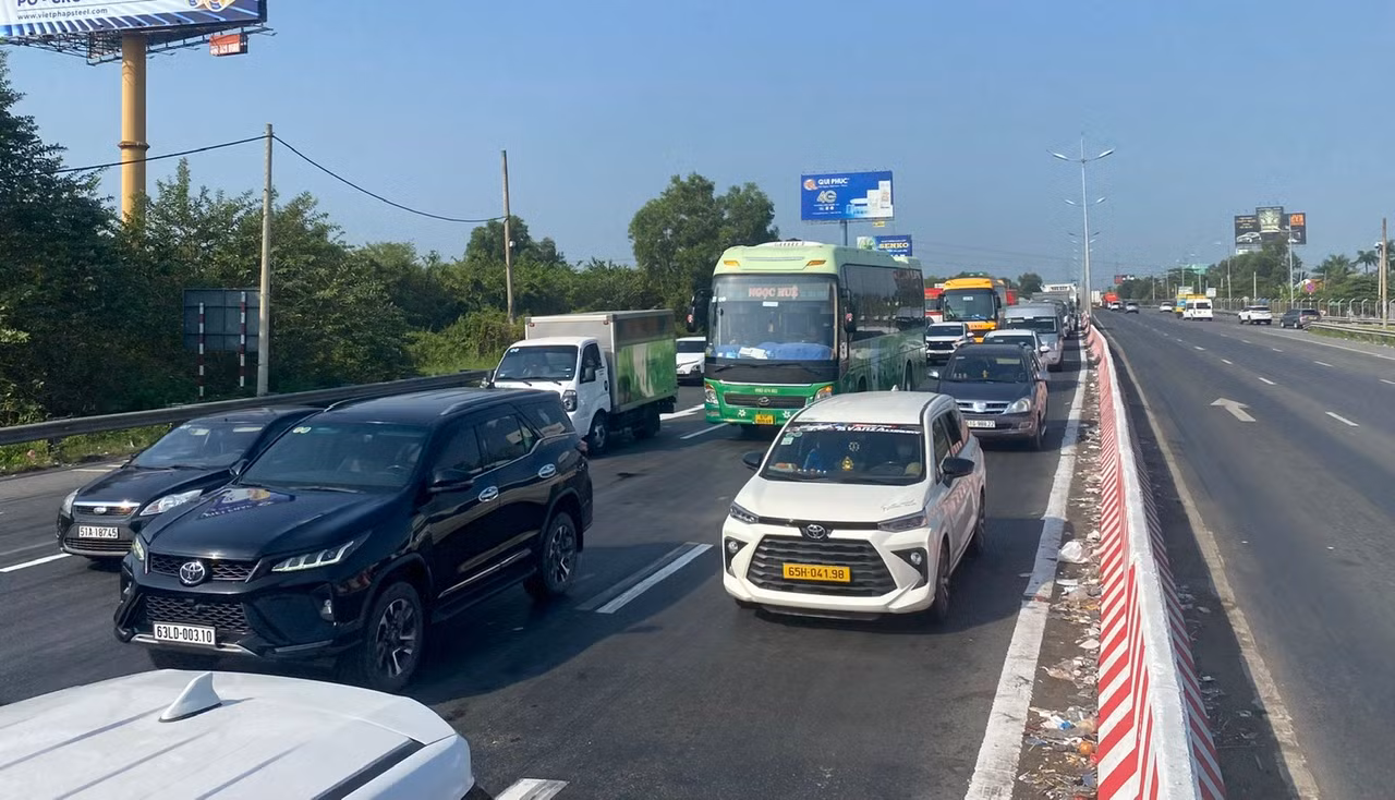 Phương tiện tăng cao ở các cửa ngõ thành phố nhưng không ùn ứ -0