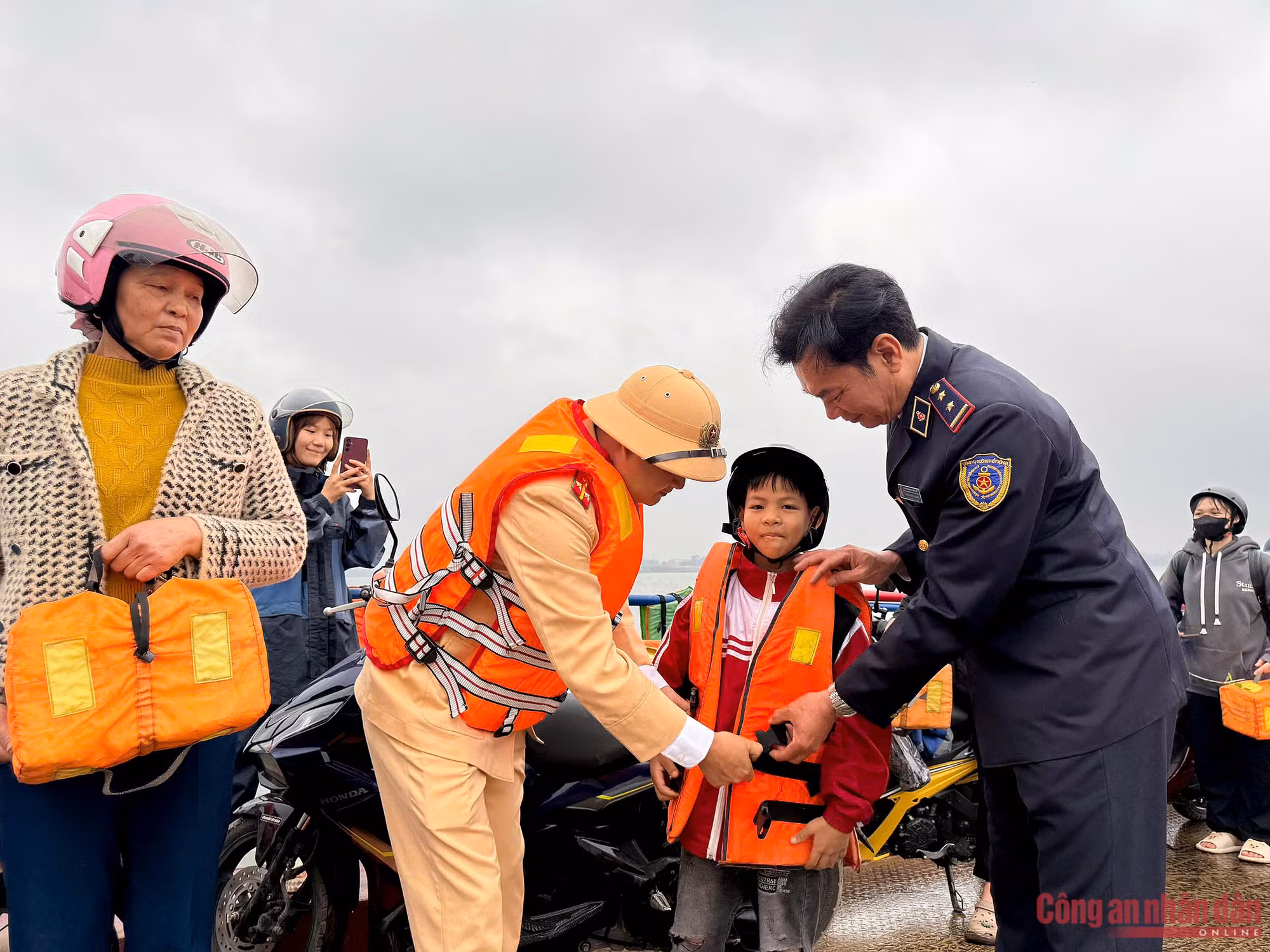 Cảnh sát đường thủy Hà Nội chủ động bảo đảm ATGT mùa lễ hội đầu năm ảnh 3 Cảnh sát đường thủy Hà Nội chủ động bảo đảm ATGT mùa lễ hội đầu năm -0