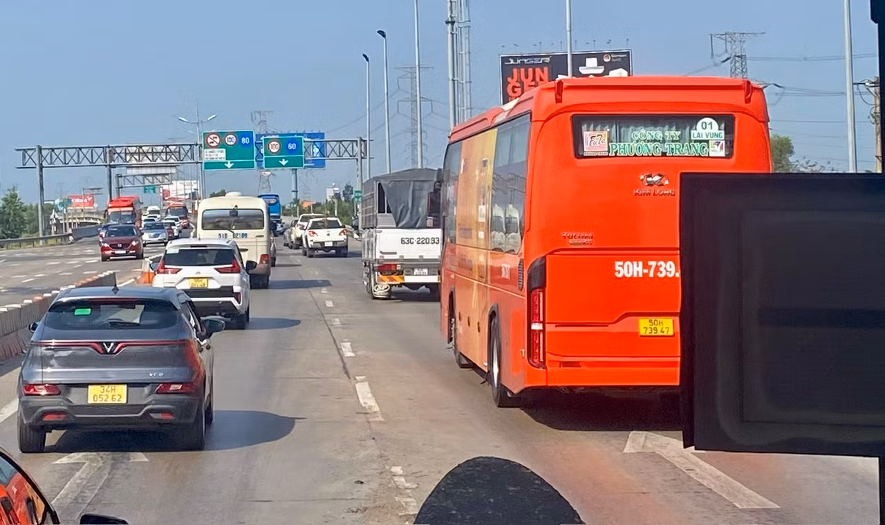 Phương tiện tăng cao ở các cửa ngõ thành phố nhưng không ùn ứ -1