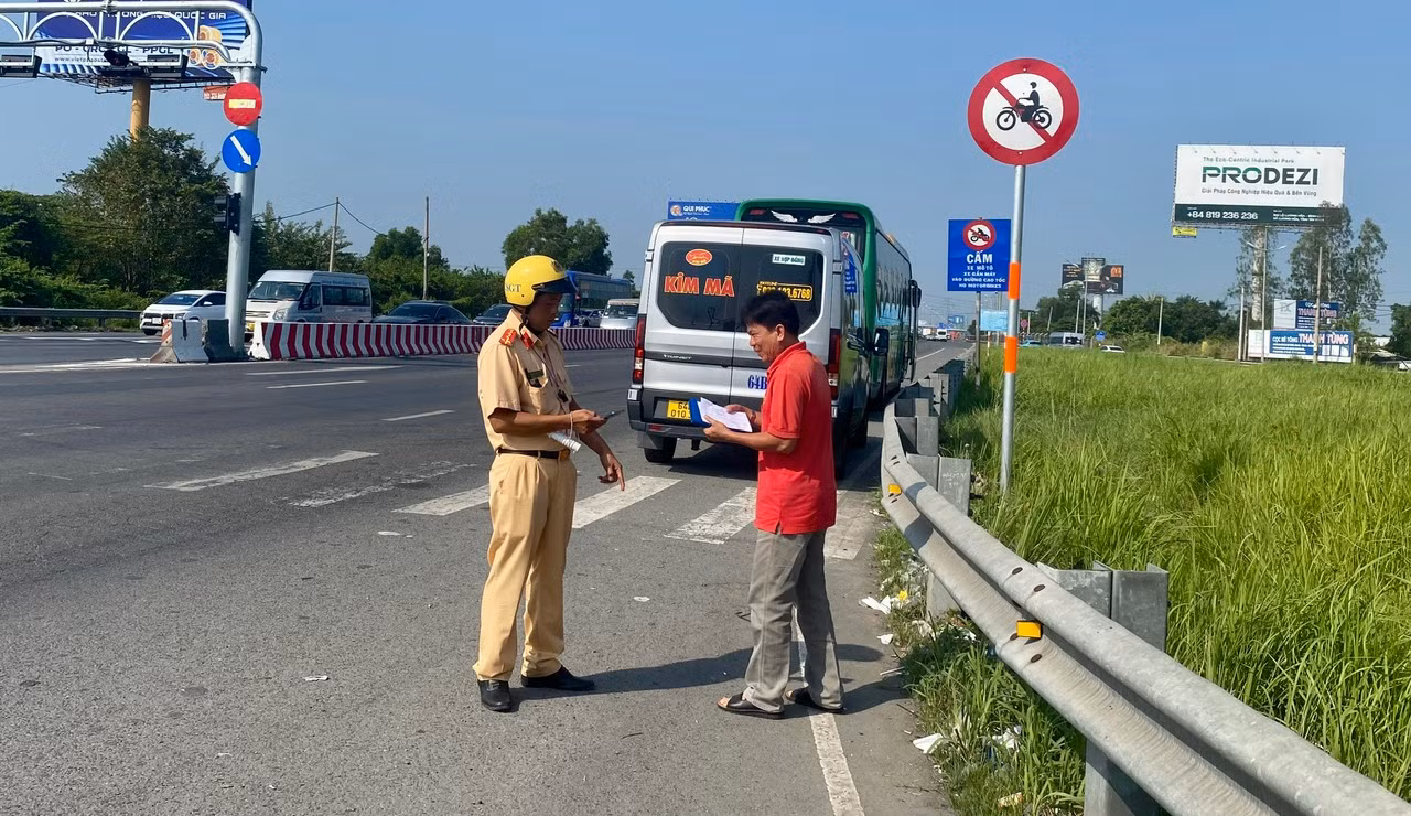 Phương tiện tăng cao ở các cửa ngõ thành phố nhưng không ùn ứ -3
