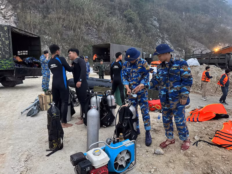Lữ đoàn Đặc công Hải quân 126 điều động 20 đặc công người nhái tìm 5 người mất tích trên hồ Thác Bà -1