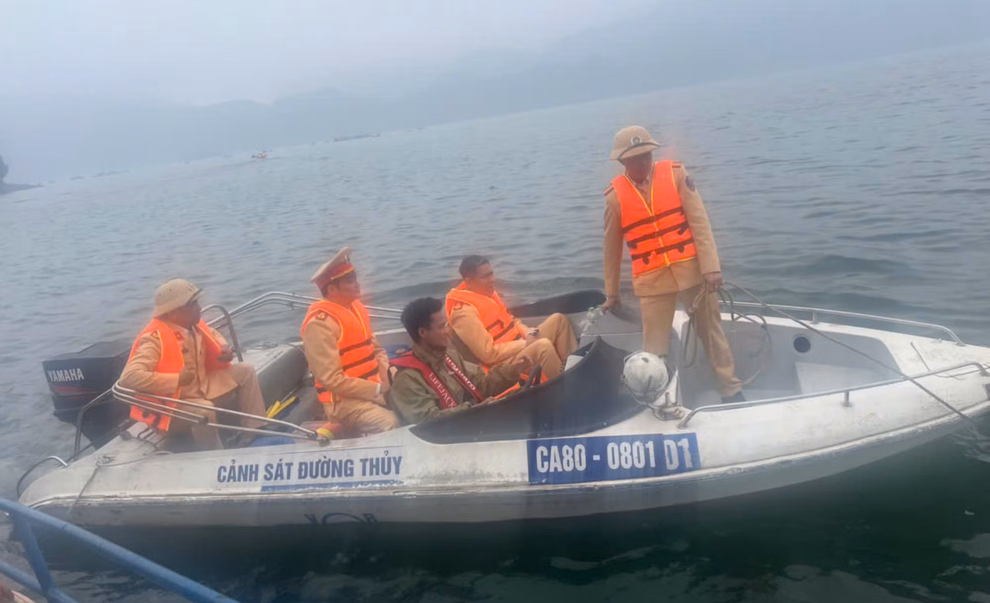 Tìm thấy nạn nhân thứ 2 trong vụ lật tàu chở khách ở hồ Thác Bà -4