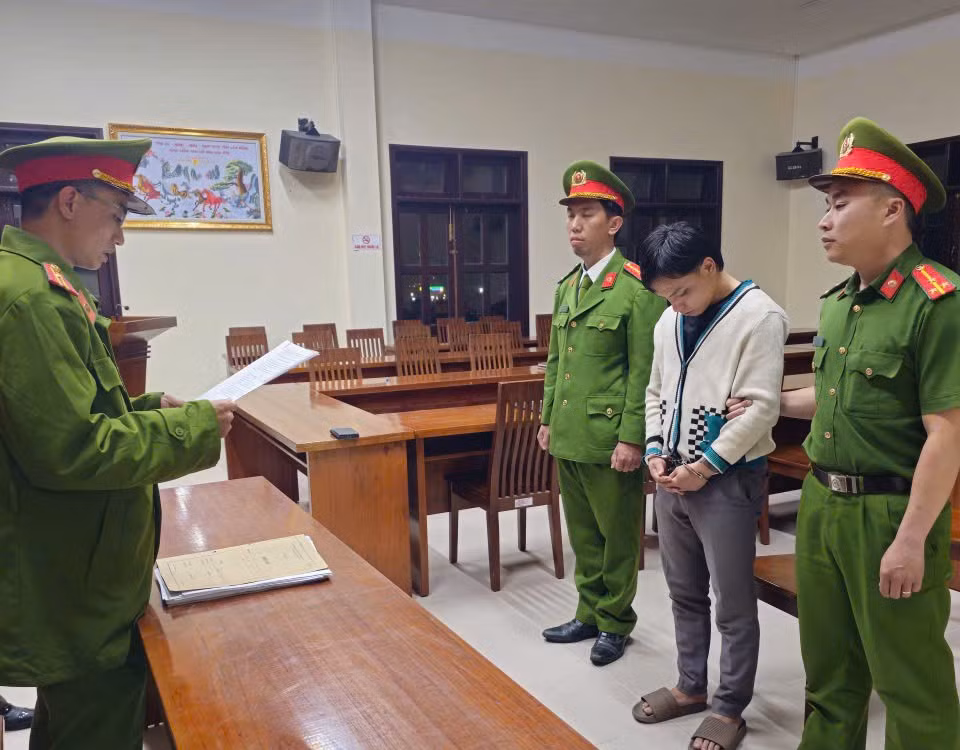 Tạm giữ đối tượng lái ôtô tông nhiều người tại cây xăng ở Đà Lạt -0