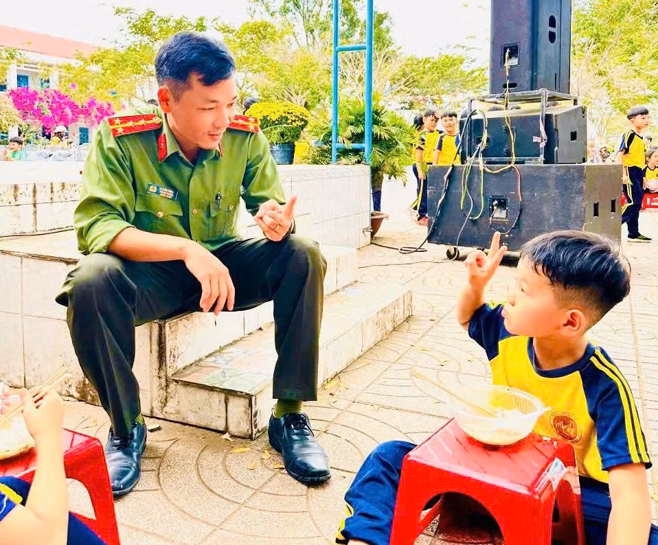 Cán bộ Công an dũng cảm cứu hai cháu bé bị đuối nước -0