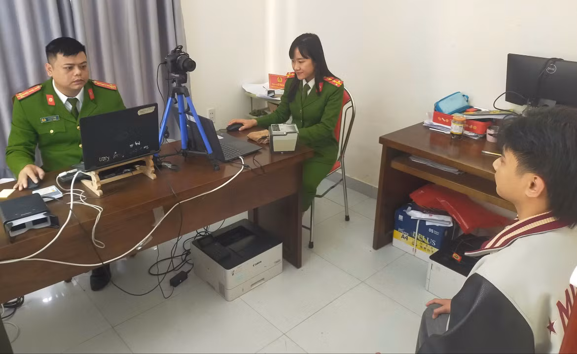 Xuyên Tết phục vụ người dân làm căn cước, định danh điện tử -0