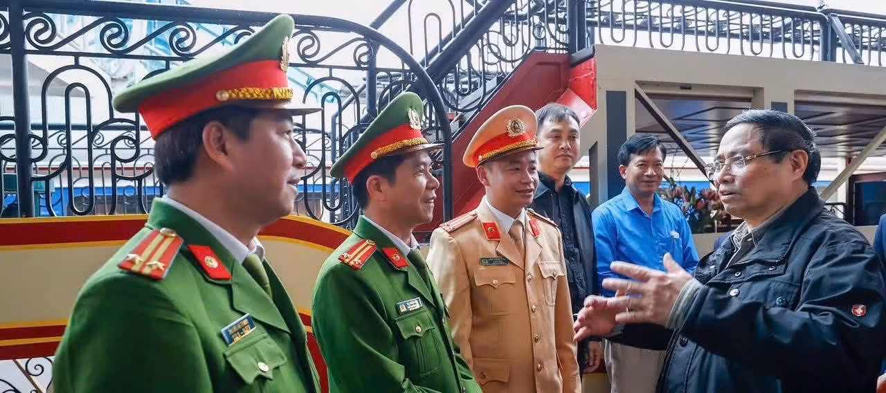 Thủ tướng Chính phủ Phạm Minh Chính thăm, động viên lực lượng CSGT tại Ga Hà Nội -0