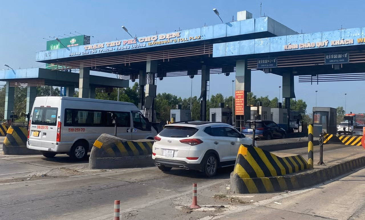 Phương tiện tăng cao ở các cửa ngõ thành phố nhưng không ùn ứ -2