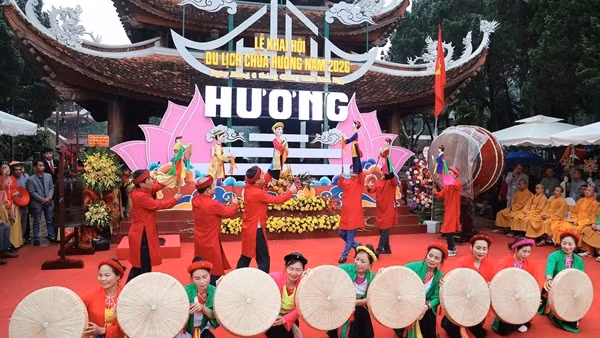 Tưng bừng khai hội Chùa Hương