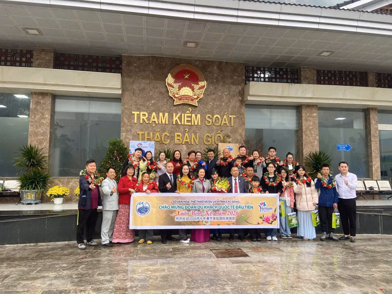 Hải quan thông quan hơn 4.000 lượt du khách tại Thác Bản Giốc đầu Xuân 2026 -4