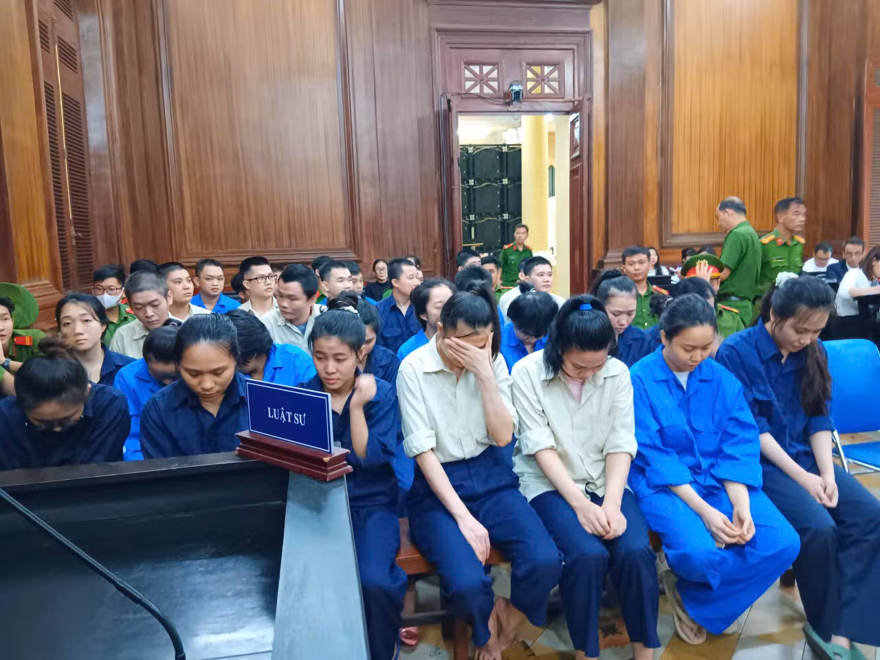 Chủ mưu và 30 “nhân viên ngân hàng” ra tòa vì chiếm đoạt tài sản -0