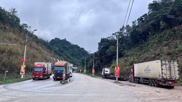 Cửa khẩu phía Bắc sôi động trở lại sau Tết, hàng hóa thông quan tăng mạnh
