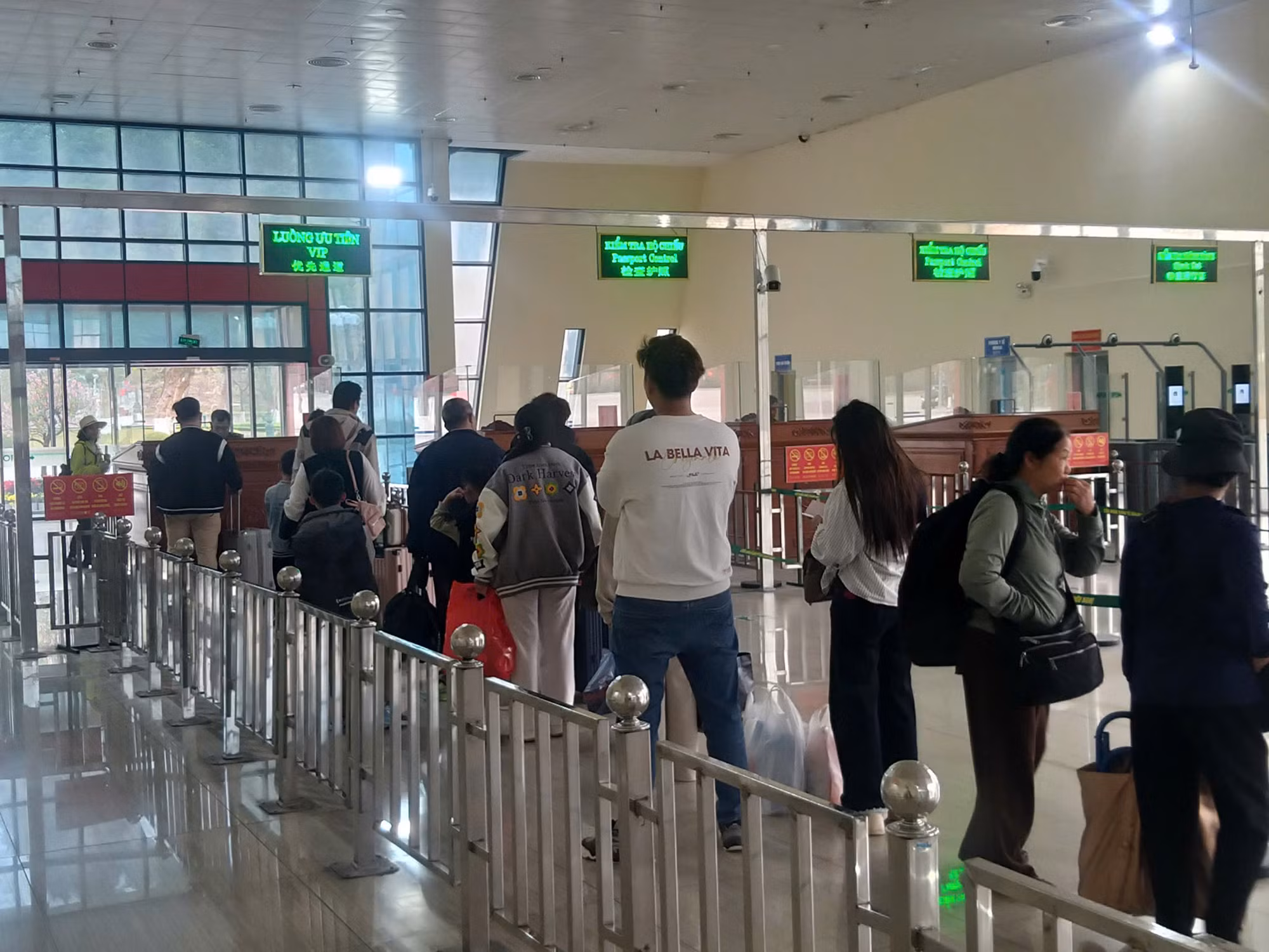 Hoạt động xuất nhập khẩu sôi động ngay từ những ngày đầu năm mới -0