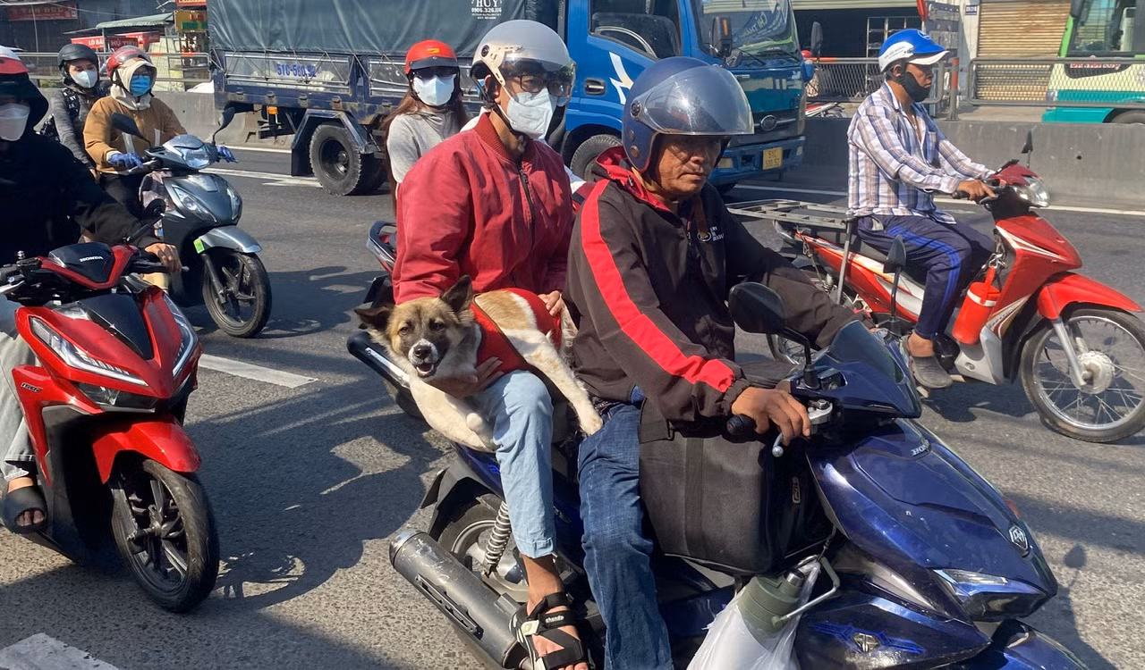 Phương tiện tăng cao ở các cửa ngõ thành phố nhưng không ùn ứ -4