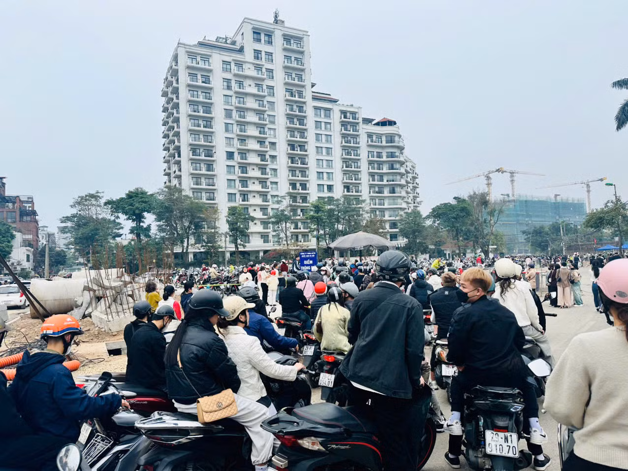 Người dân nô nức rủ nhau lễ Phủ Tây Hồ đầu xuân -0