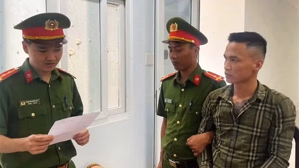 Vận động hai anh em song sinh đang bị truy tìm trở về đầu thú