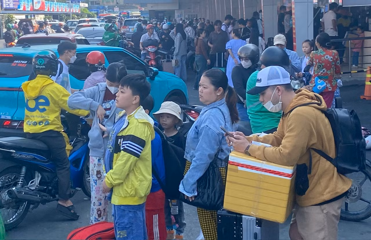 Phương tiện tăng cao ở các cửa ngõ thành phố nhưng không ùn ứ -2