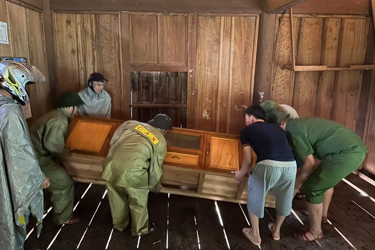 Công an Nghệ An hỗ trợ người dân vùng lũ -0