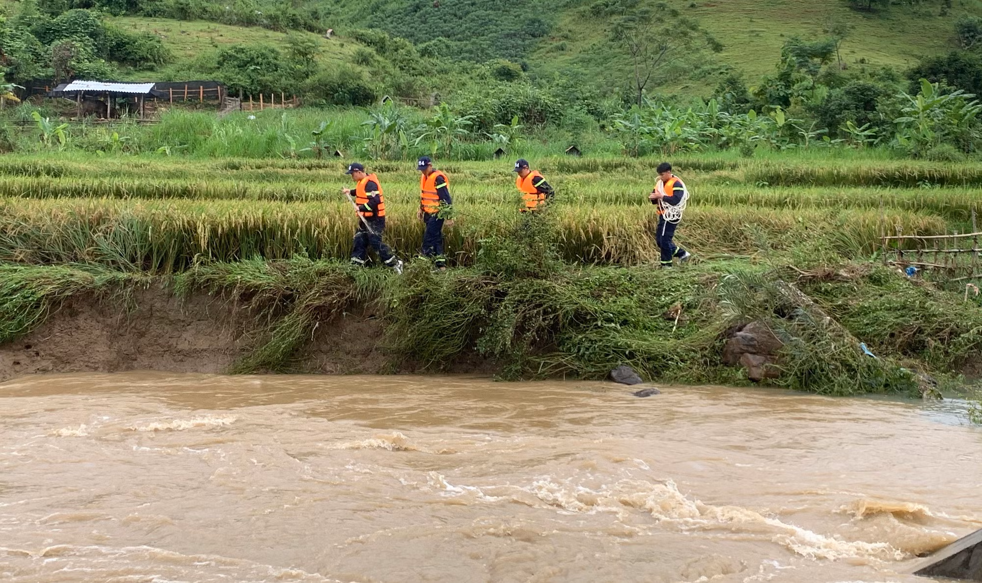Sạt lở ta luy do mưa lũ, cuốn các nạn nhân đi xa nhiều km -0
