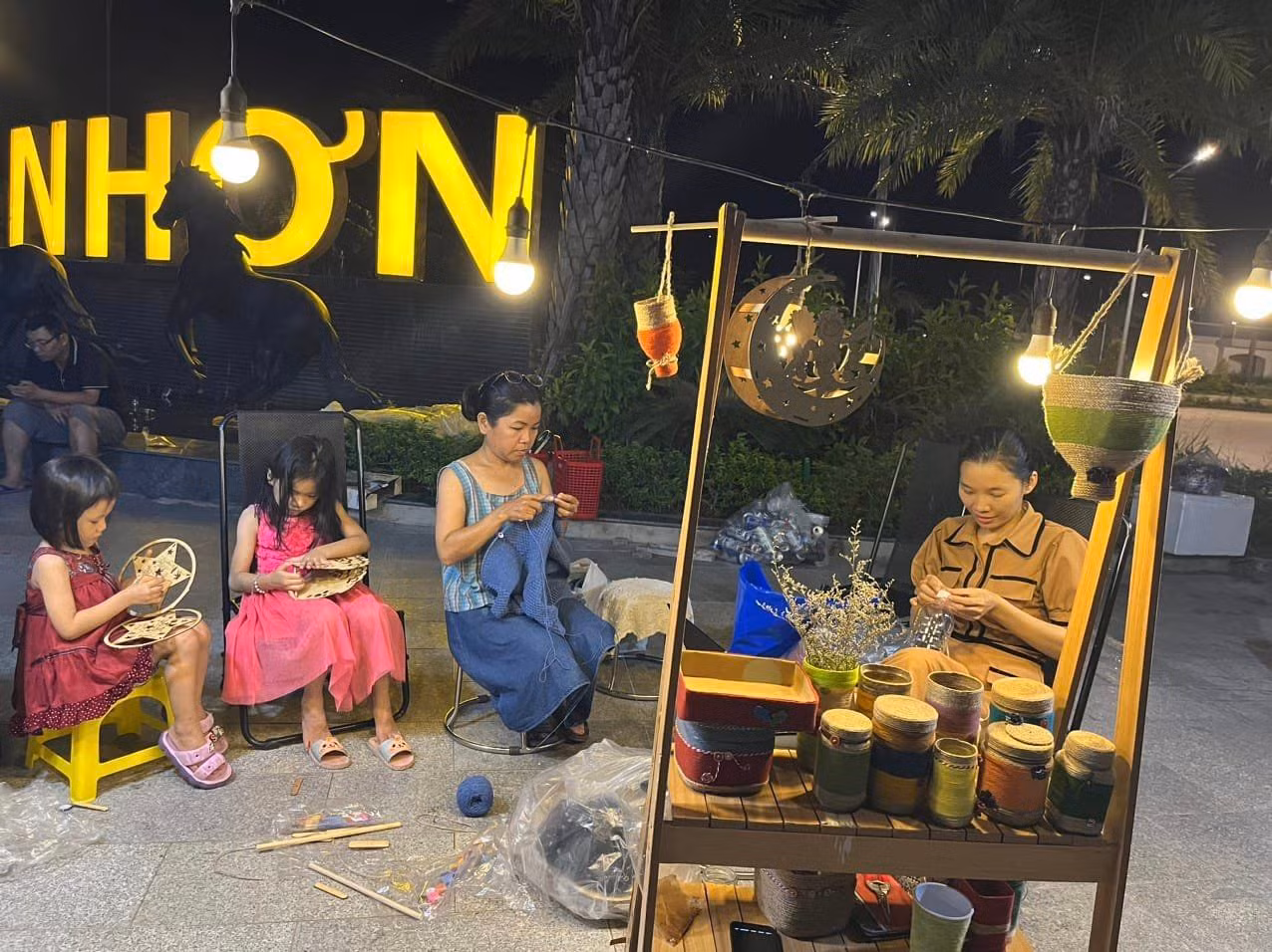 Thổi hồn vào phế liệu, làm quà Trung thu cho trẻ em nghèo -0