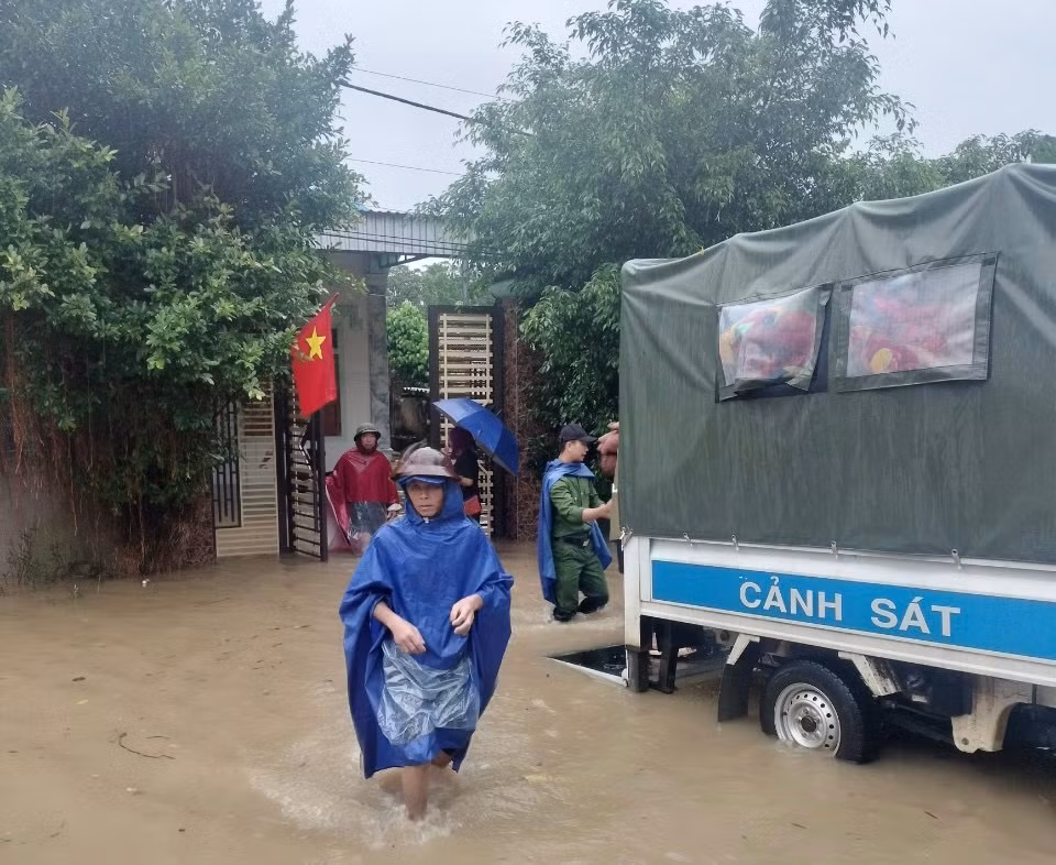 Công an Quế Phong dùng xe chuyên dụng chở người và tài sản người dân vượt lũ -0