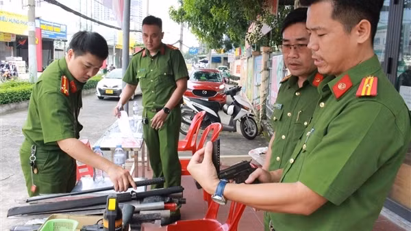 Nâng cao ý thức người dân trong đấu tranh với vi phạm về vũ khí, vật liệu nổ
