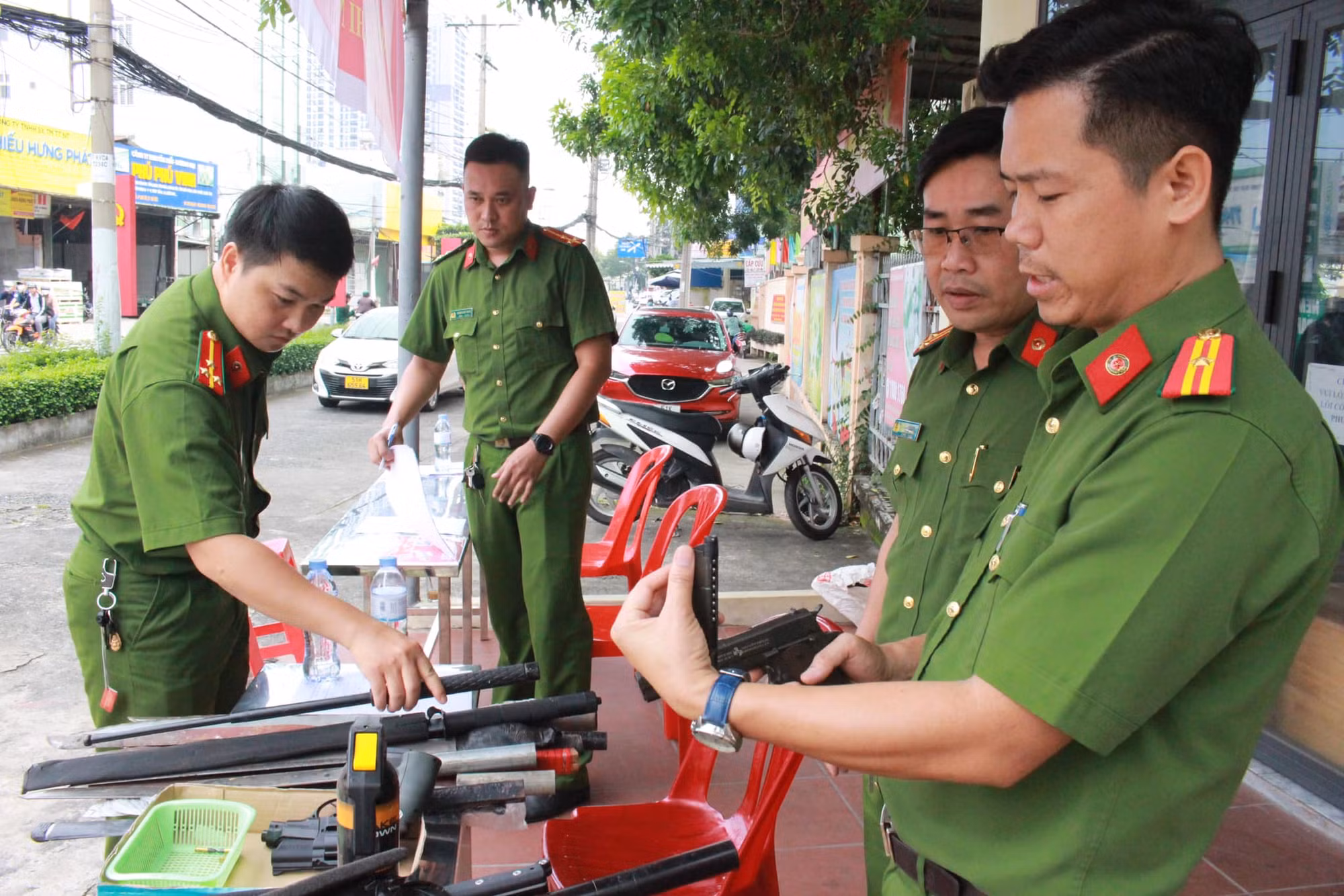 Phát huy sức dân trong đấu tranh, phòng, chống vi phạm pháp luật về vũ khí, vật liệu nổ -1