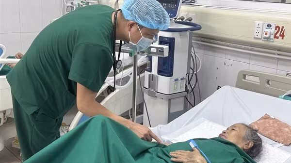Sốt xuất huyết vào đỉnh dịch, nhiều người phải cấp cứu