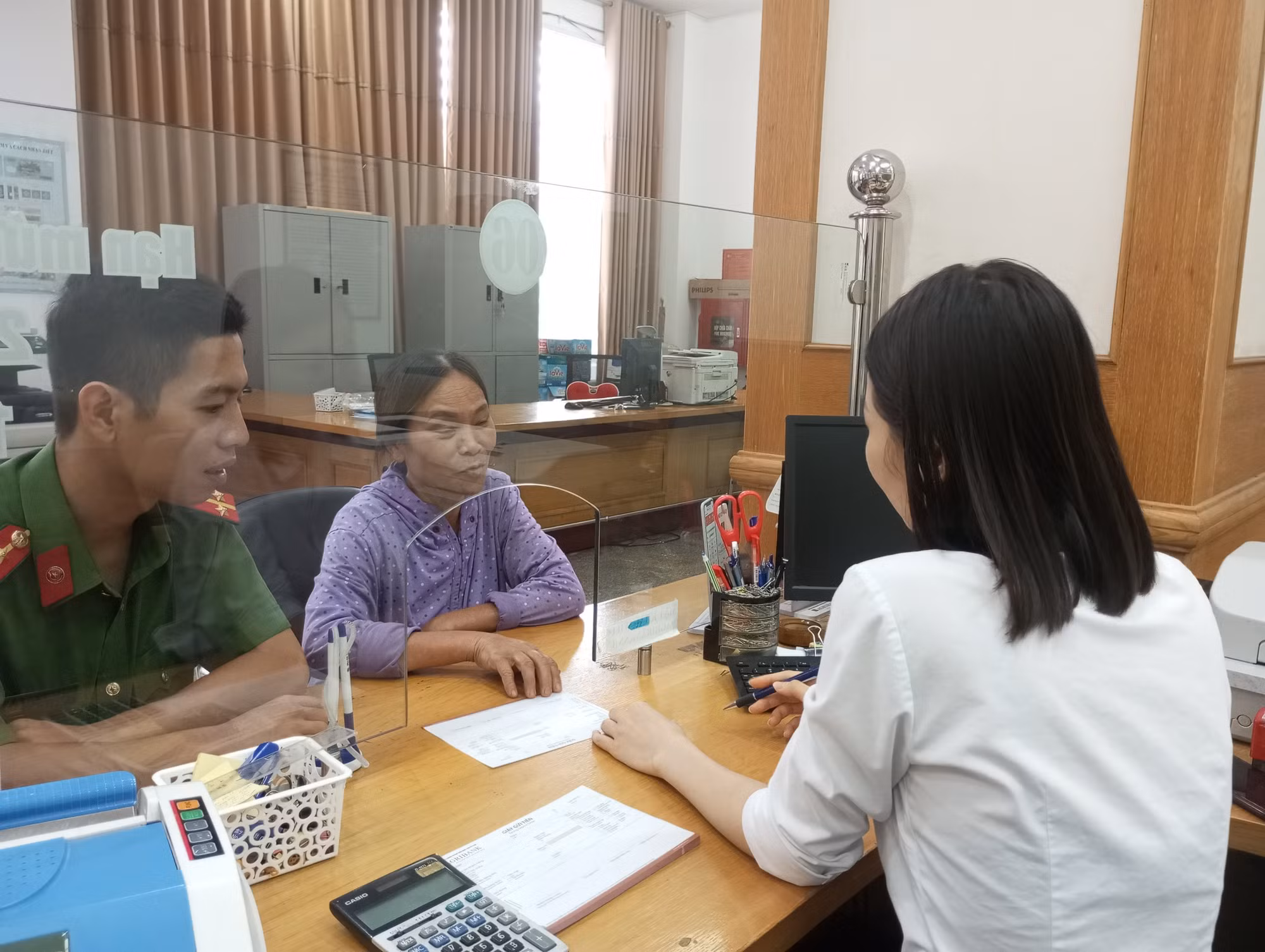 Công an phối hợp với ngân hàng kịp thời ngăn chặn vụ chuyển tiền cho đối tượng lừa đảo -0