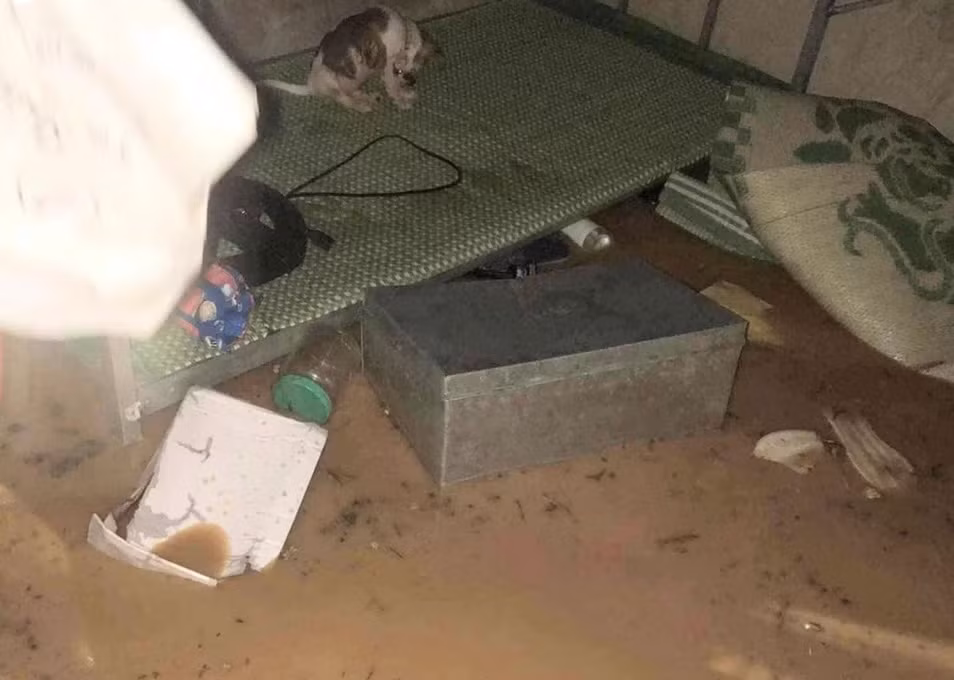 ngập phòng trọ 40 học sinh trèo lên nóc nhà kêu cứu -0