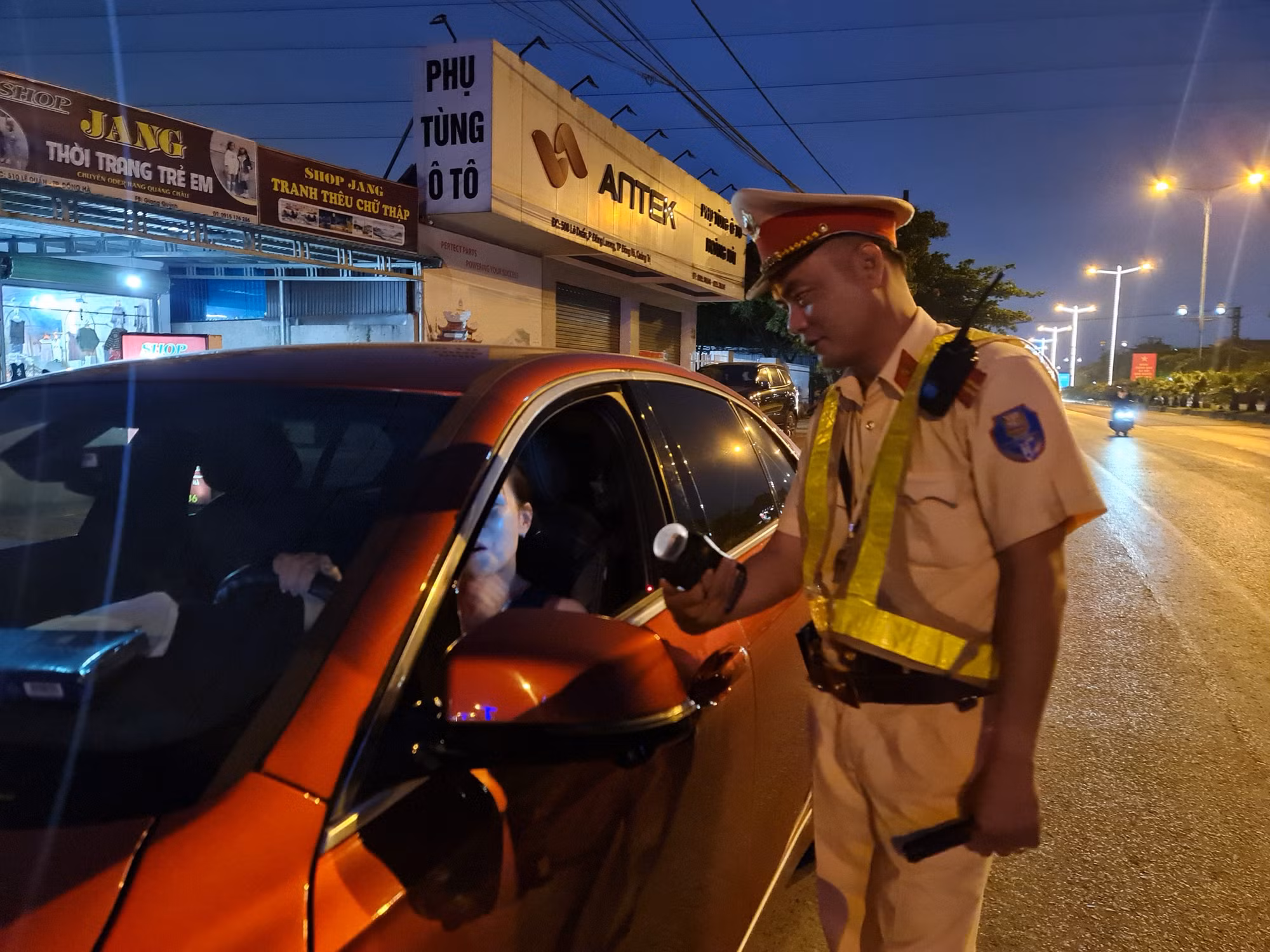 Công an Quảng Trị tăng cường xử phạt nồng độ cồn -0