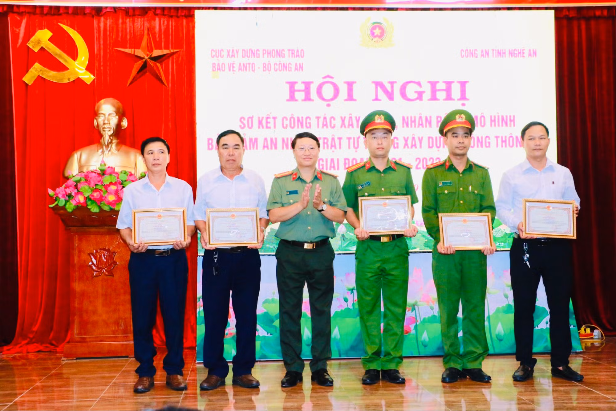 Nhân rộng&nbsp;mô hình “Giáo xứ, giáo họ bình yên, không có tội phạm, tệ nạn xã hội, đoàn kết chung tay xây dựng nông thôn mới”&nbsp;tại Nghệ An -0