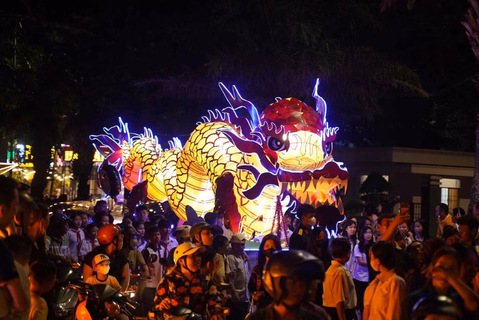 Hàng ngàn người tham dự Đêm hội Trăng rằm ở Côn Đảo -0