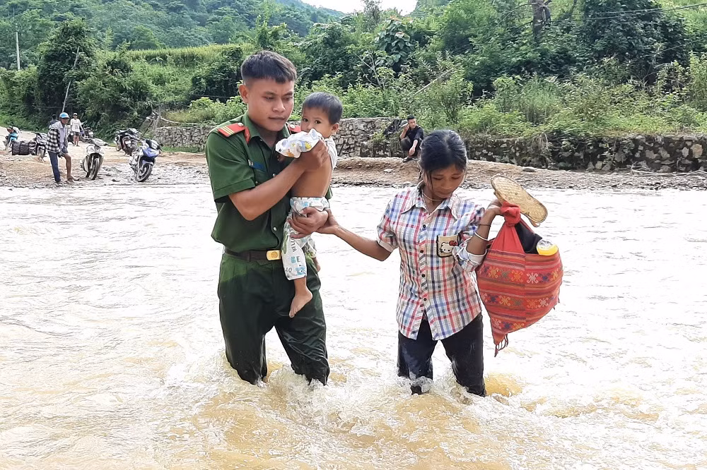 Công an Nghệ An hỗ trợ người dân vùng lũ -0