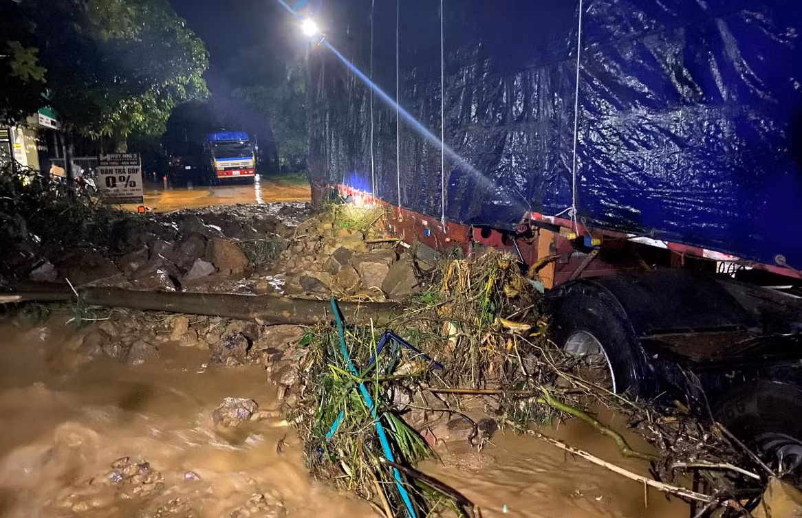 Mưa lớn gây ngập lụt, sạt lở núi nhiều nơi ở vùng núi Quảng Bình -0