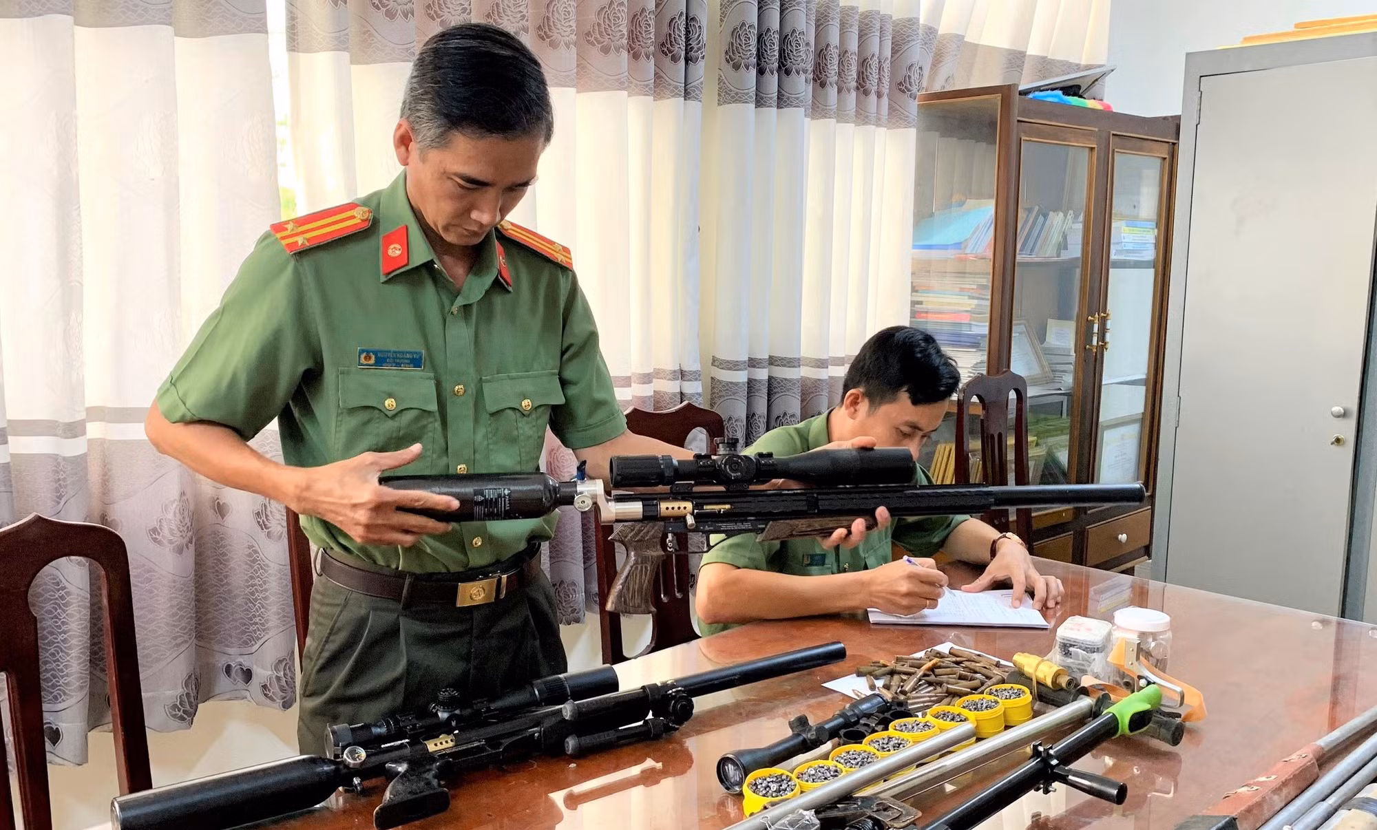 Bạc Liêu tích cực vận động người dân giao nộp vũ khí, vật liệu nổ, công cụ hỗ trợ -0