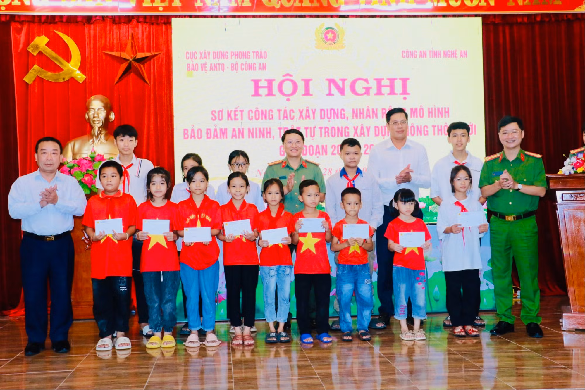 Nhân rộng&nbsp;mô hình “Giáo xứ, giáo họ bình yên, không có tội phạm, tệ nạn xã hội, đoàn kết chung tay xây dựng nông thôn mới”&nbsp;tại Nghệ An -0